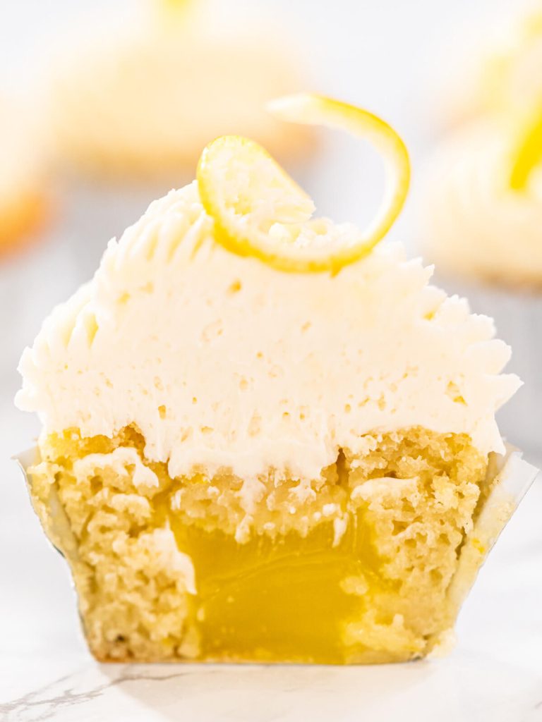 Gefüllte Zitronen-Cupcakes mit Zitronenfrosting