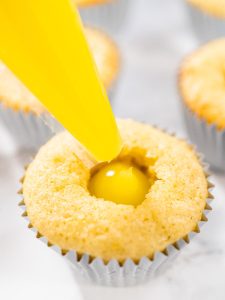 Gefüllte Zitronen-Cupcakes mit Zitronenfrosting