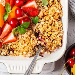 Hafer-Crumble mit Beeren (vegan & ohne Zucker)