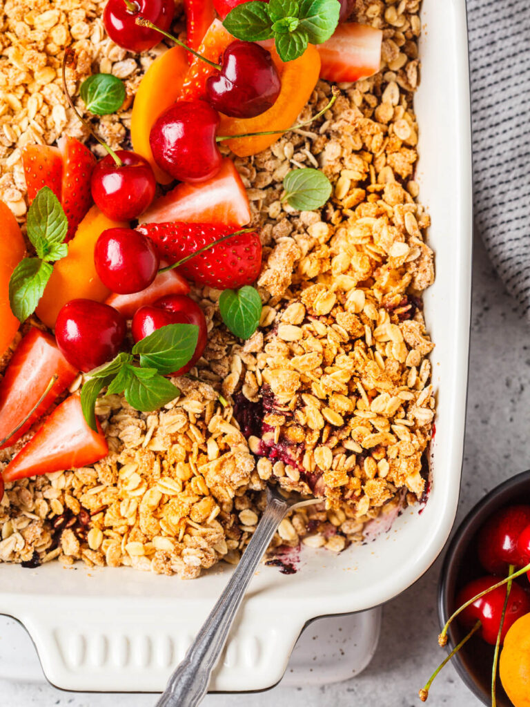 Hafer-Crumble mit Beeren (vegan & ohne Zucker)