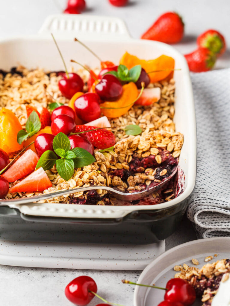 Hafer-Crumble mit Beeren (vegan & ohne Zucker)