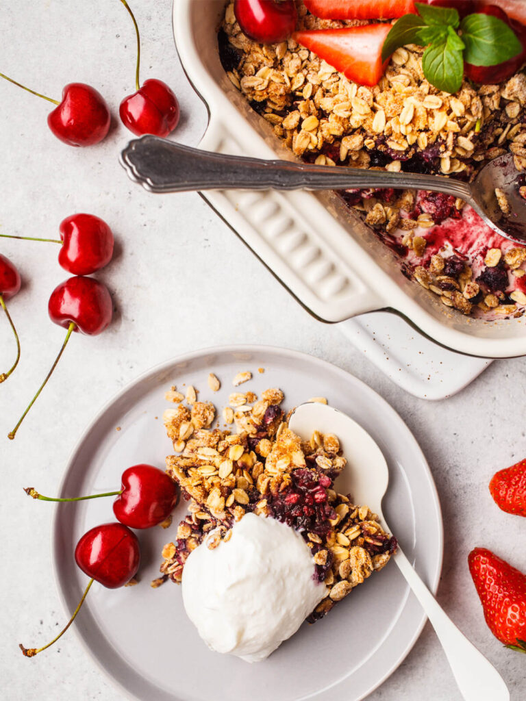 Hafer-Crumble mit Beeren (vegan & ohne Zucker)