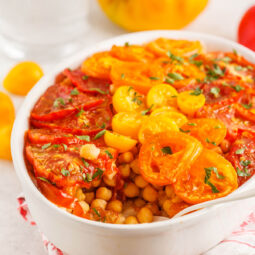 Herzhafter Gemüsekuchen mit Kichererbsen und Tomaten (Vegan)