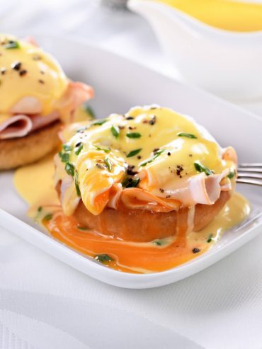 Klassische Benedikt-Eier (Eggs Benedict)
