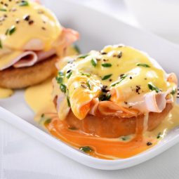 Klassische Benedikt-Eier (Eggs Benedict)