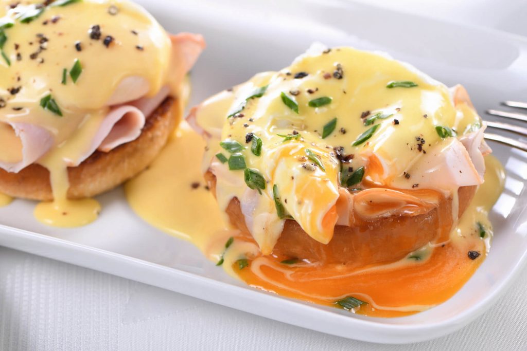 Klassische Benedikt-Eier (Eggs Benedict)