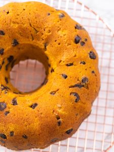 Kürbis-Gugelhupf mit Schokolade und Pekannüssen