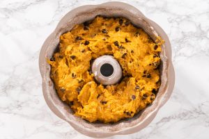 Kürbis-Gugelhupf mit Schokolade und Pekannüssen