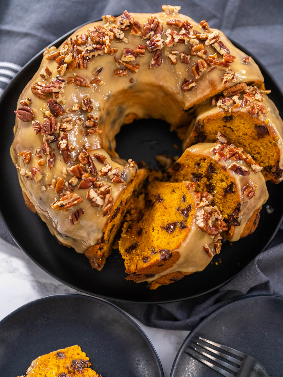 Kürbis-Gugelhupf mit Schokolade und Pekannüssen