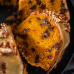 Kürbis-Gugelhupf mit Schokolade und Pekannüssen