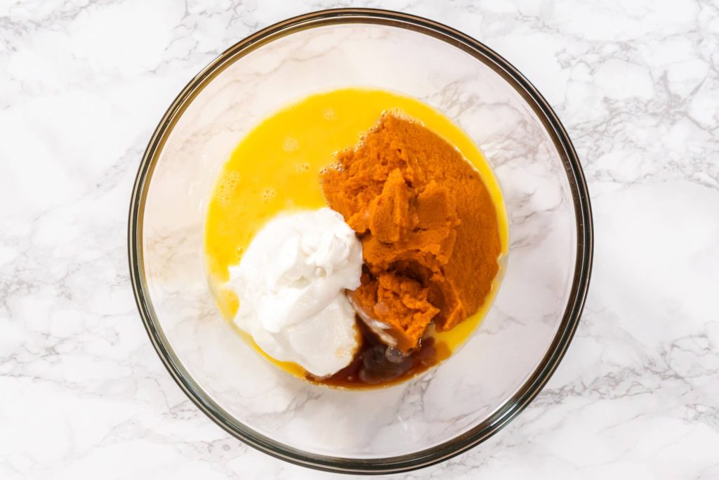 Kürbis-Gugelhupf mit Schokolade und Pekannüssen