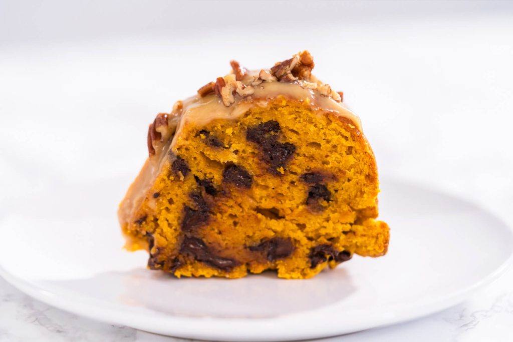 Kürbis-Gugelhupf mit Schokolade und Pekannüssen