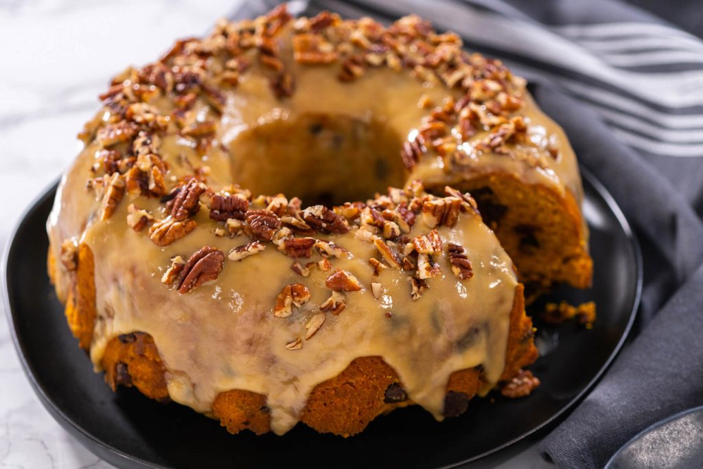 Kürbis-Gugelhupf mit Schokolade und Pekannüssen