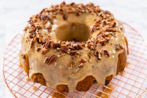 Kürbis-Gugelhupf mit Schokolade und Pekannüssen