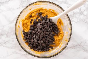 Kürbis-Gugelhupf mit Schokolade und Pekannüssen