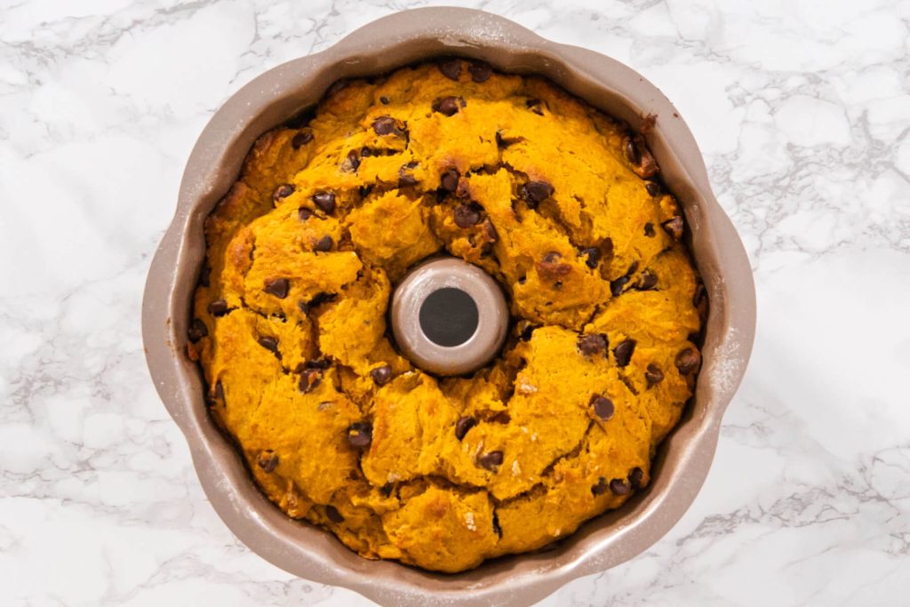 Kürbis-Gugelhupf mit Schokolade und Pekannüssen