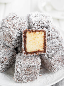 Lamingtons mit Schokoladenglasur