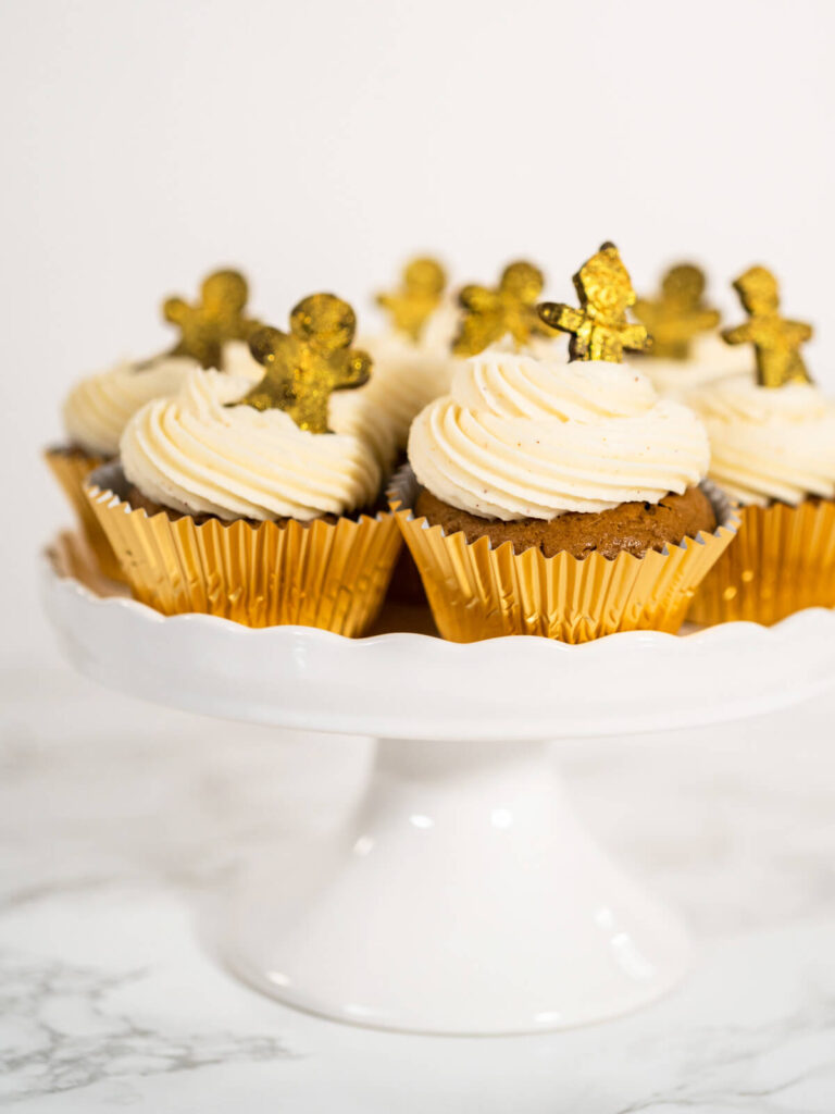 Lebkuchen-Cupcakes mit Eierlikör-Frosting