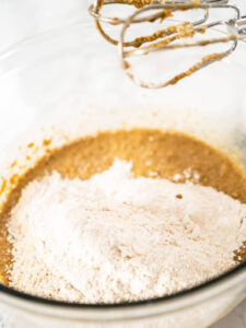 Lebkuchen-Cupcakes mit Eierlikör-Frosting