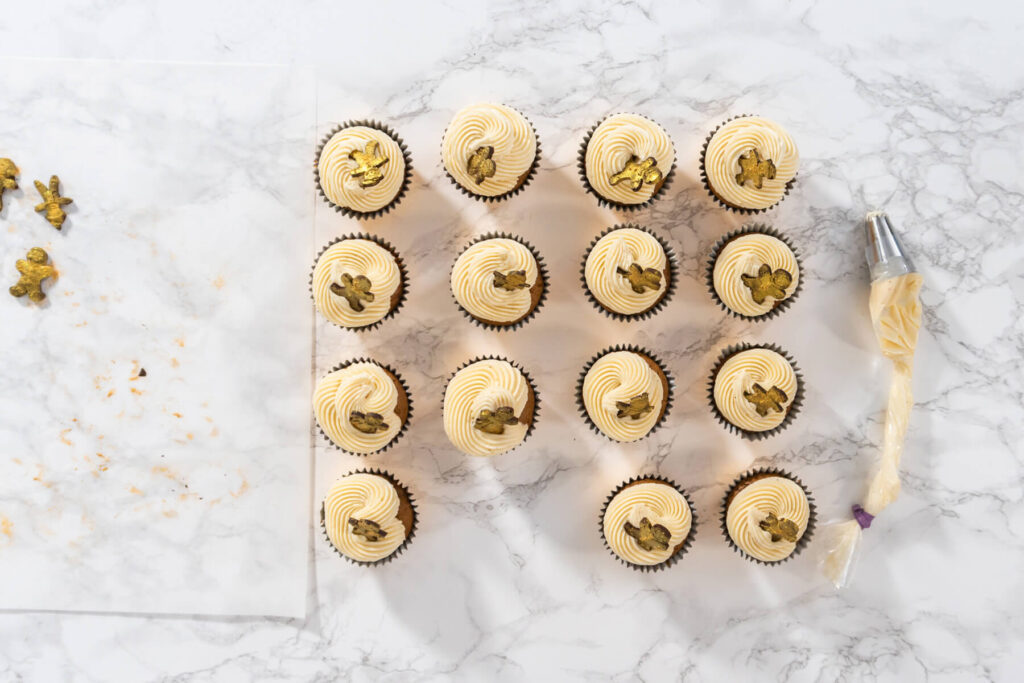 Lebkuchen-Cupcakes mit Eierlikör-Frosting