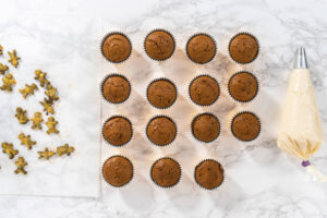 Lebkuchen-Cupcakes mit Eierlikör-Frosting