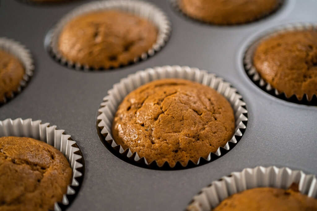 Lebkuchen-Cupcakes mit Eierlikör-Frosting