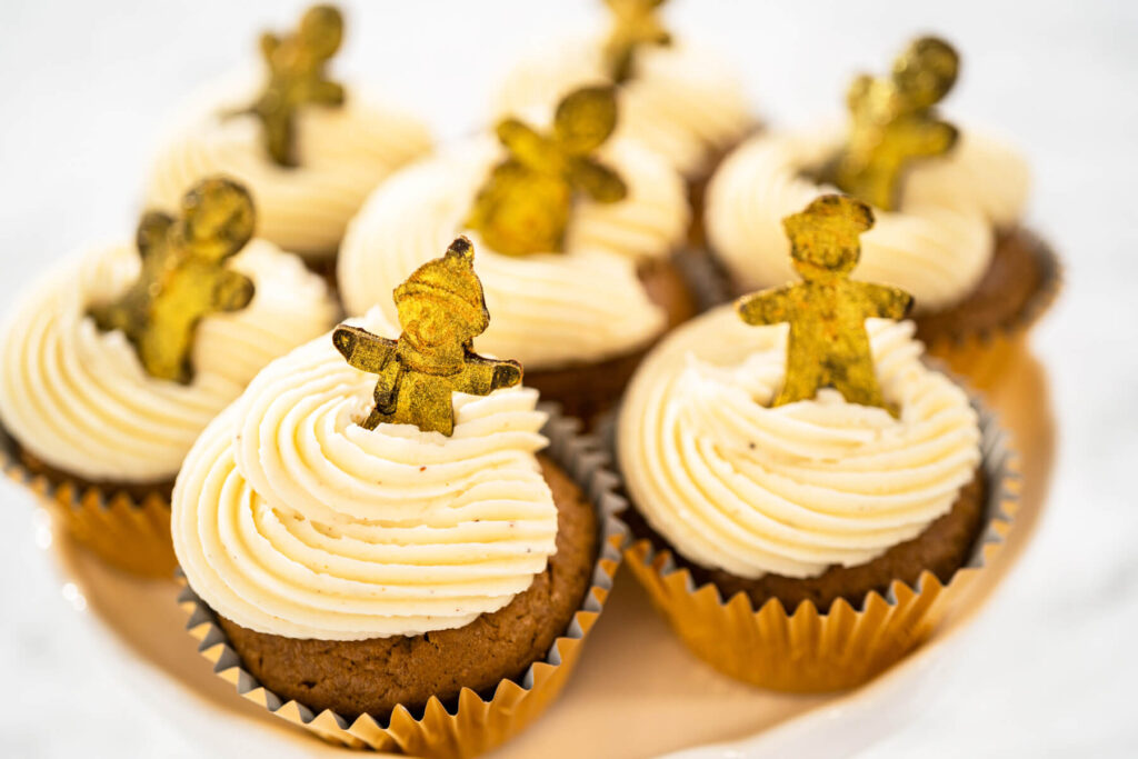 Lebkuchen-Cupcakes mit Eierlikör-Frosting