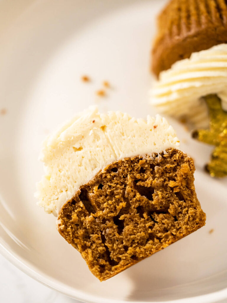 Lebkuchen-Cupcakes mit Eierlikör-Frosting