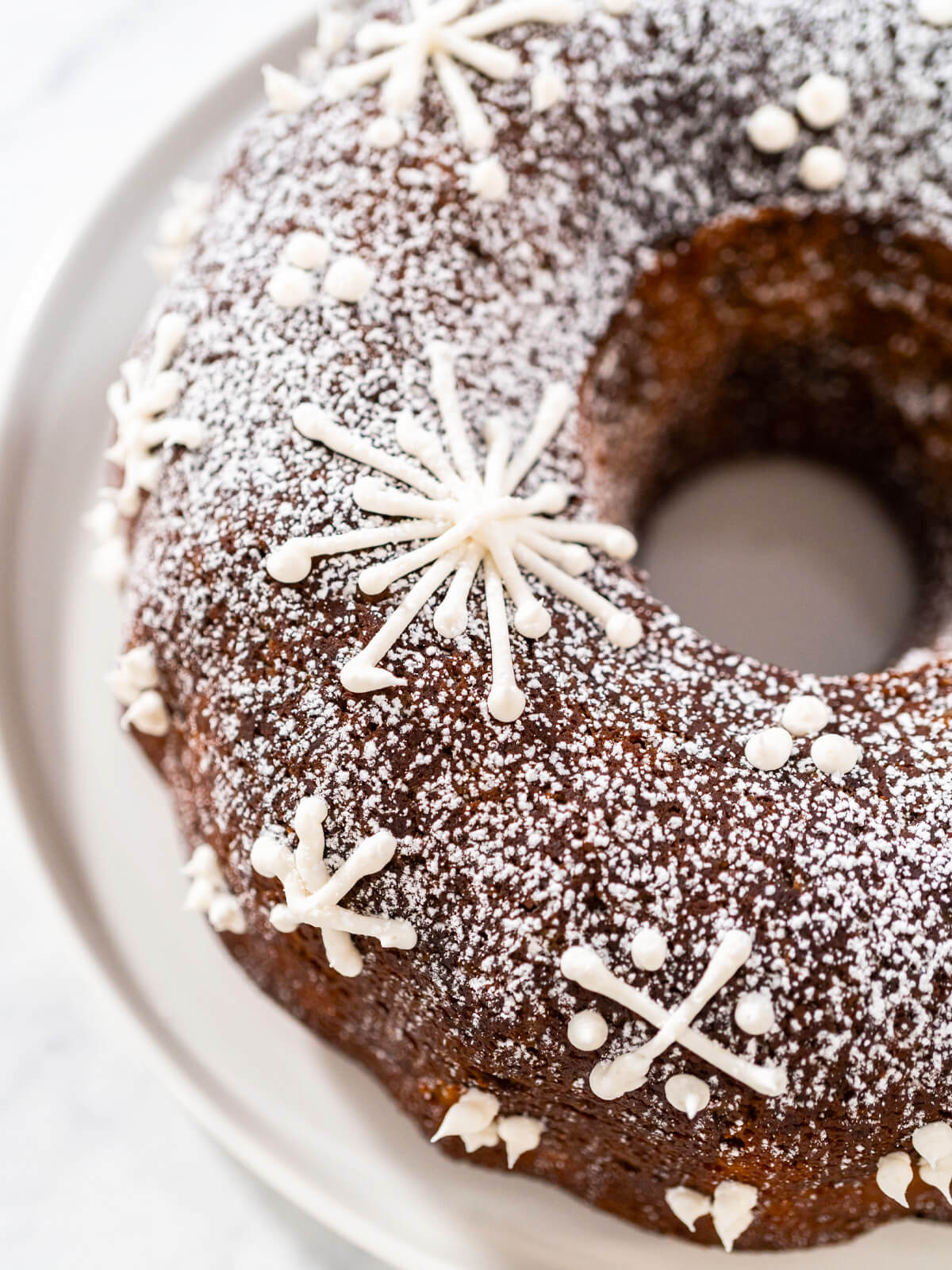 Lebkuchen-Gugelhupf mit weichem Karamellkern