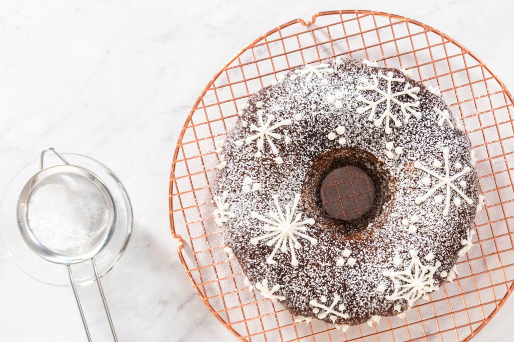 Lebkuchen-Gugelhupf mit weichem Karamellkern