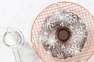 Lebkuchen-Gugelhupf mit weichem Karamellkern