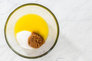 Lebkuchen-Gugelhupf mit weichem Karamellkern - Butter Zucker