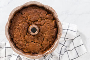 Lebkuchen-Gugelhupf mit weichem Karamellkern