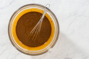 Lebkuchen-Gugelhupf mit weichem Karamellkern