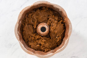 Lebkuchen-Gugelhupf mit weichem Karamellkern