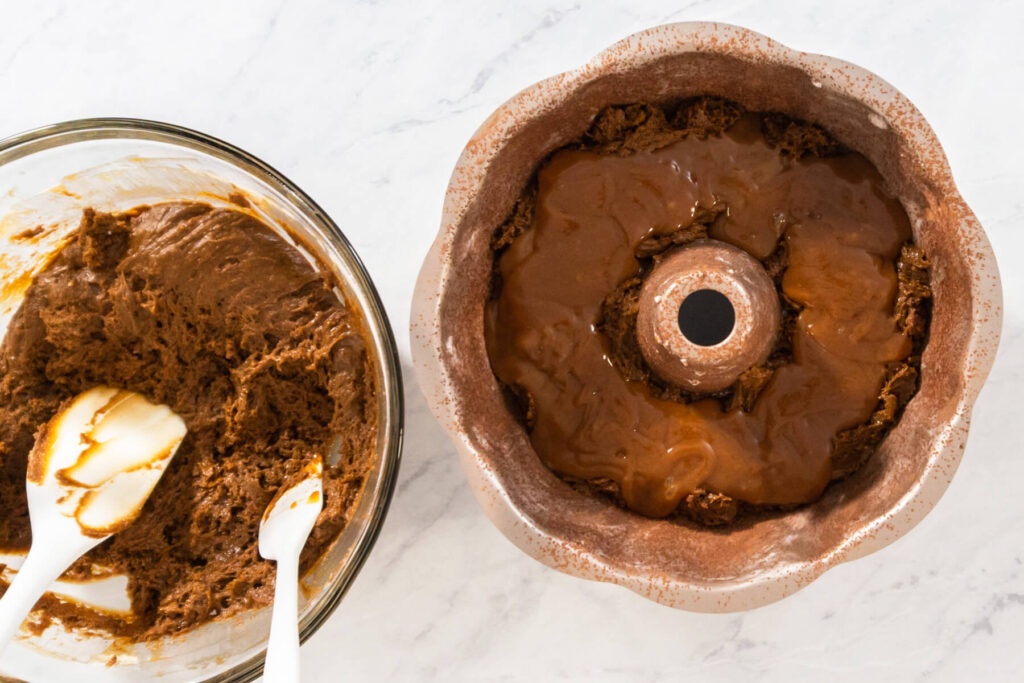 Lebkuchen-Gugelhupf mit weichem Karamellkern
