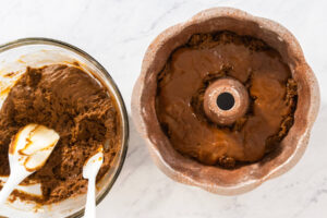 Lebkuchen-Gugelhupf mit weichem Karamellkern
