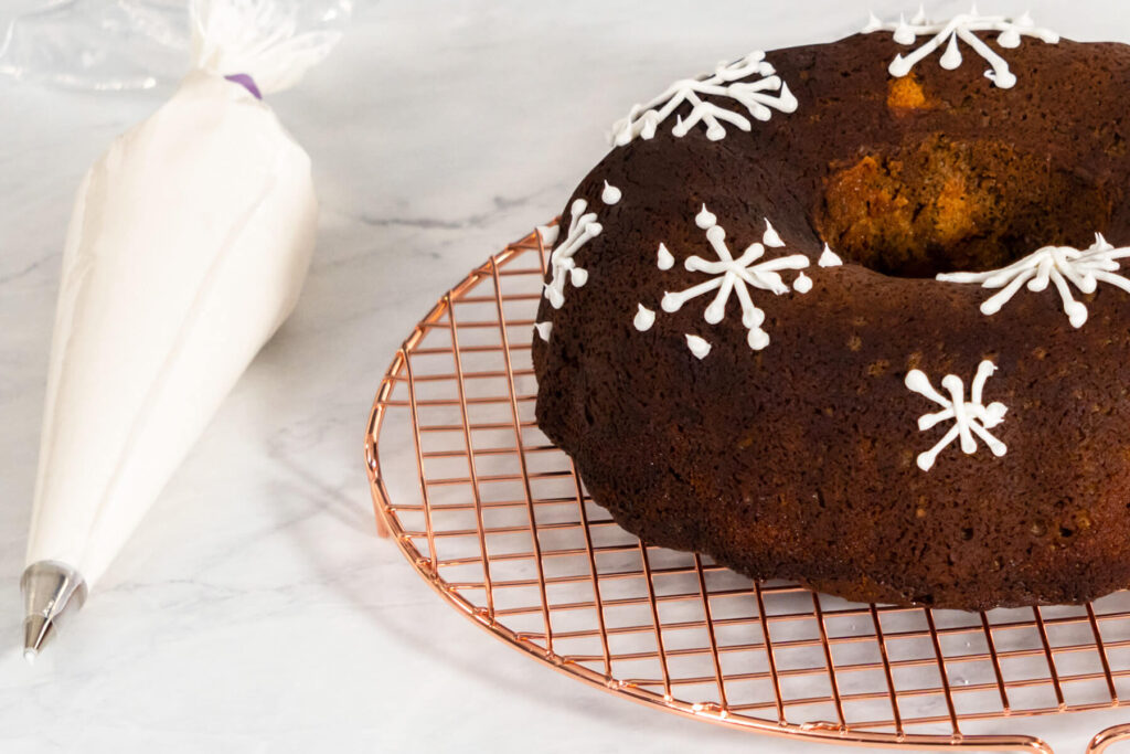 Lebkuchen-Gugelhupf mit weichem Karamellkern