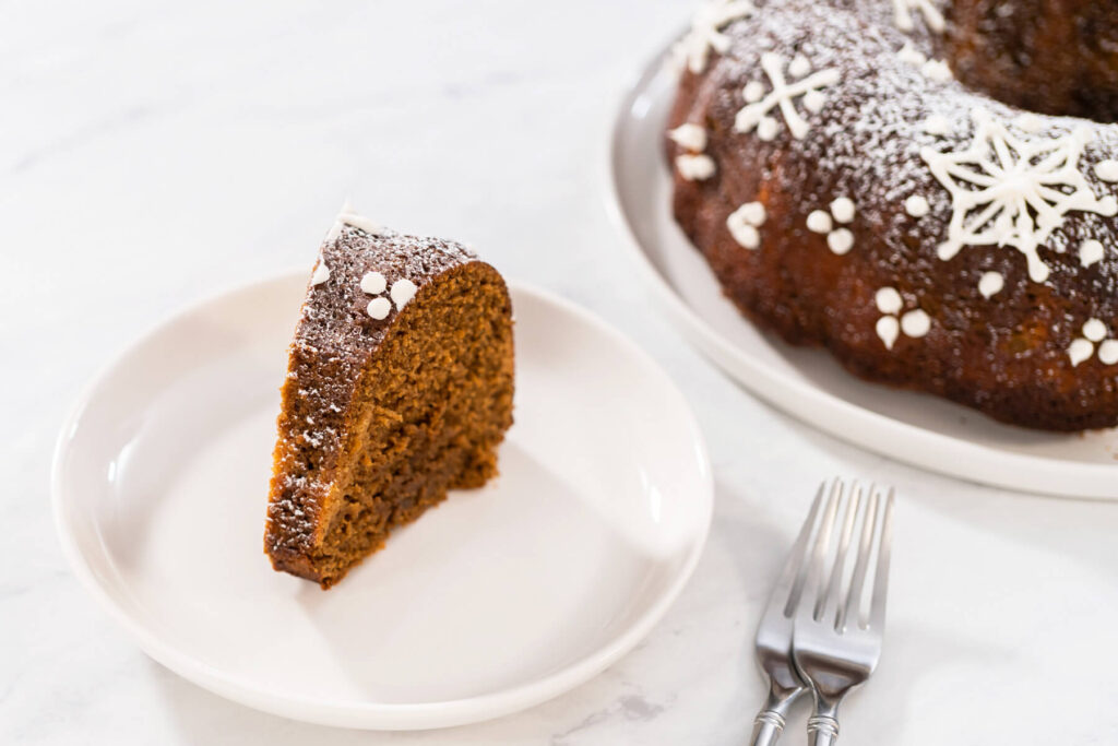 Lebkuchen-Gugelhupf mit weichem Karamellkern