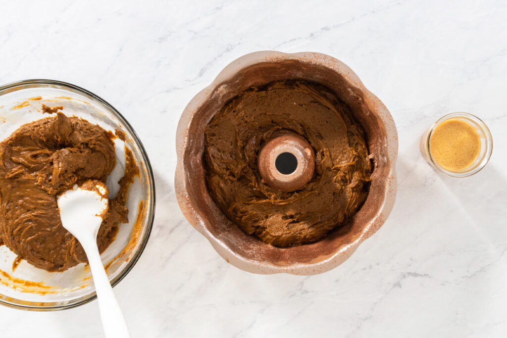 Lebkuchen-Gugelhupf mit weichem Karamellkern