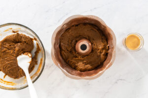 Lebkuchen-Gugelhupf mit weichem Karamellkern