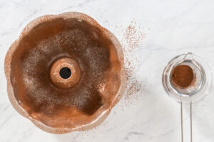 Lebkuchen-Gugelhupf mit weichem Karamellkern