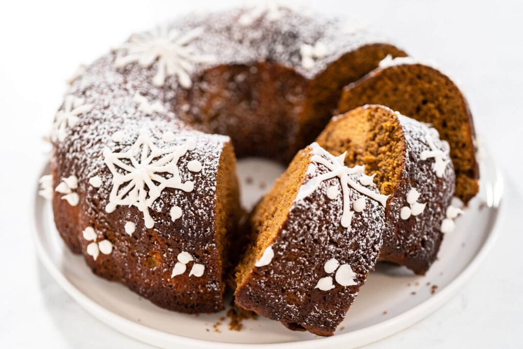Lebkuchen-Gugelhupf mit weichem Karamellkern