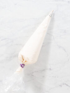 Lebkuchen-Gugelhupf mit weichem Karamellkern