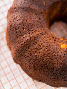 Lebkuchen-Gugelhupf mit weichem Karamellkern