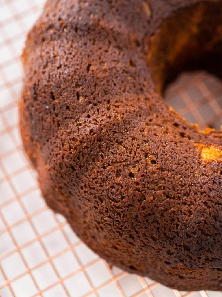 Lebkuchen-Gugelhupf mit weichem Karamellkern