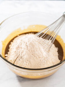 Lebkuchen-Gugelhupf mit weichem Karamellkern