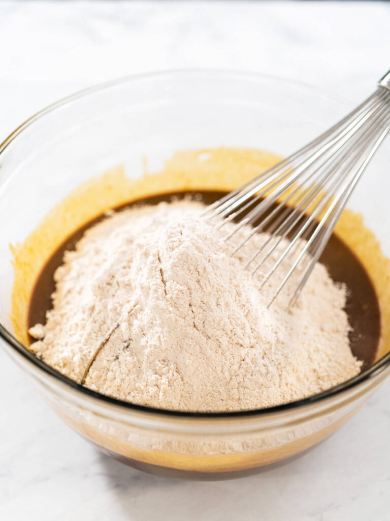 Lebkuchen-Gugelhupf mit weichem Karamellkern