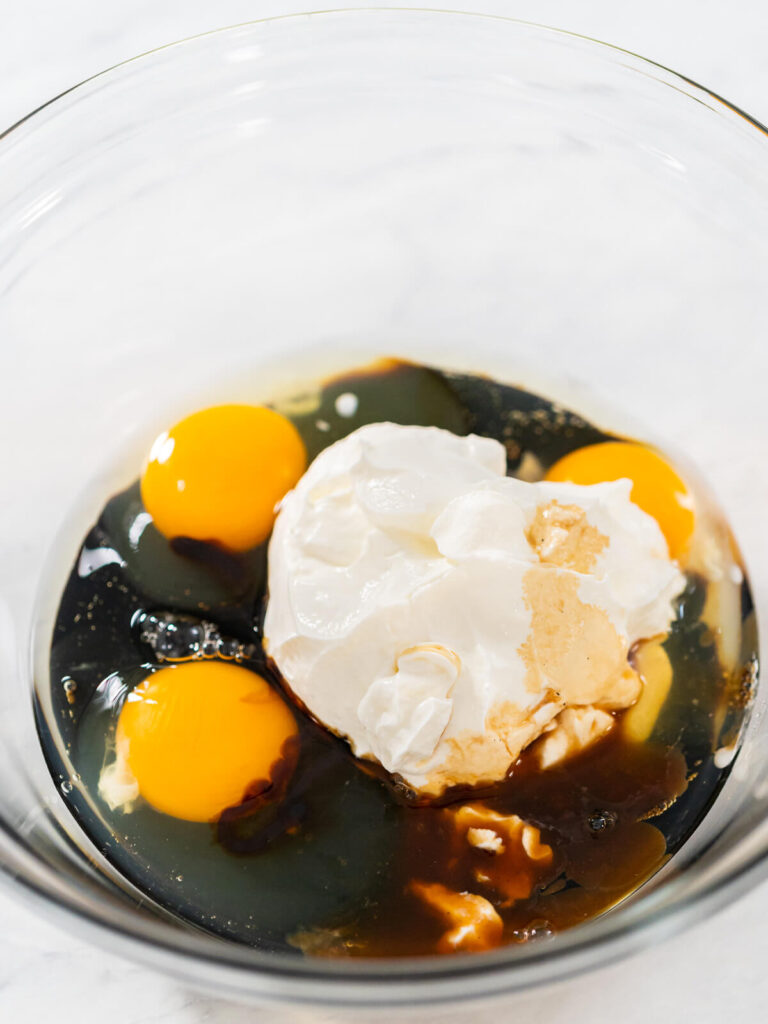 Lebkuchen-Gugelhupf mit weichem Karamellkern