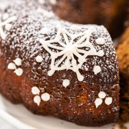 Lebkuchen-Gugelhupf mit weichem Karamellkern